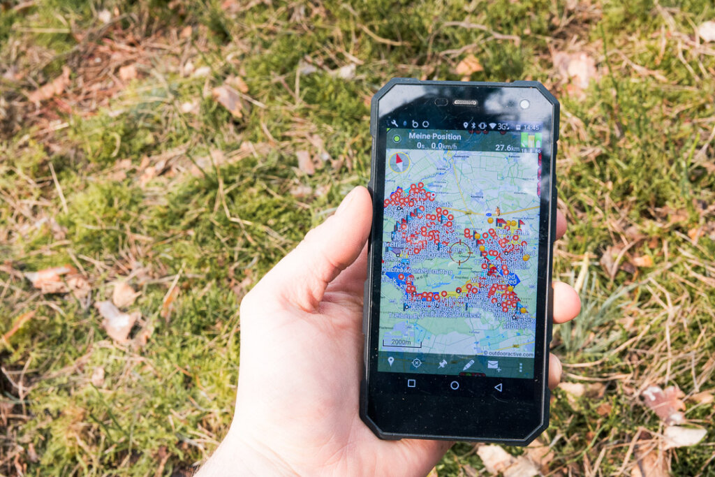 Trackerhundeortung auf dem Mobiltelefon mit komplett kartierten Treiben für die Drückjagd