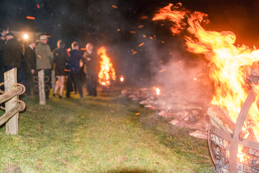 Die Bruchvergabe am Abend der Drückjagd an der Strecke im Feuerschein