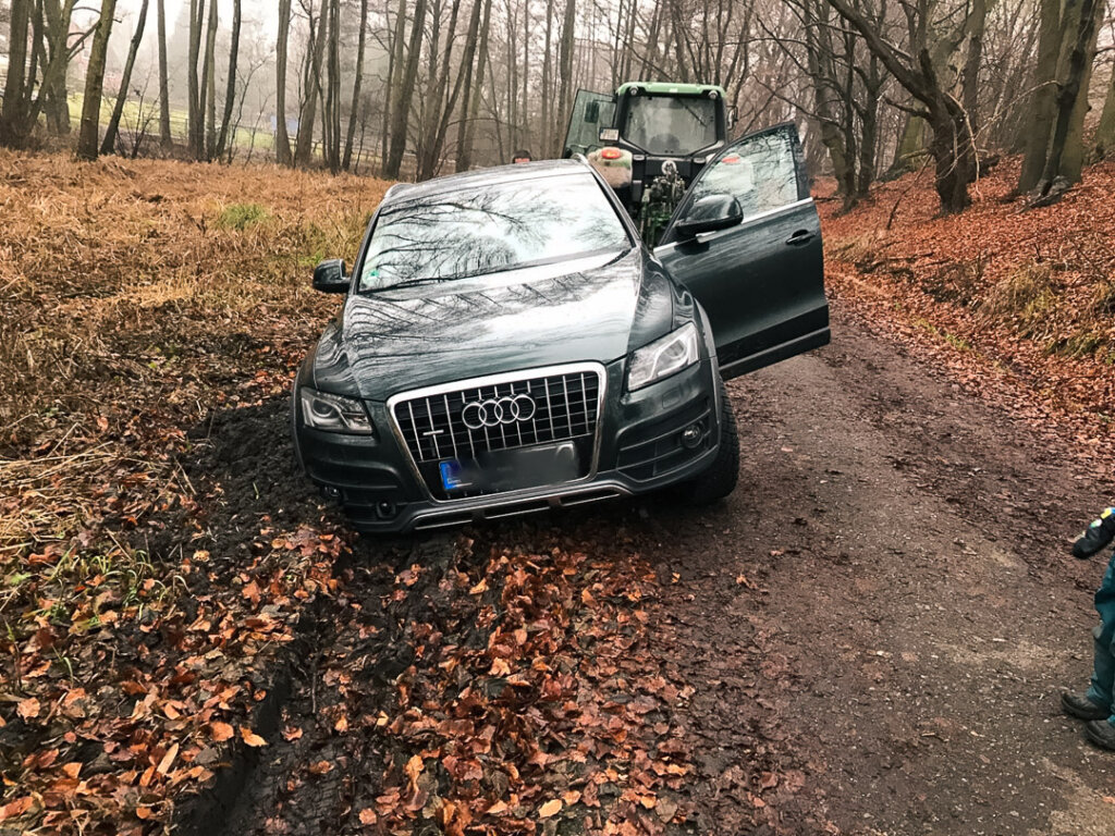 Festgefahrener Audi bei der Drückjagd- Das kann durch gute Planung verhindert werden