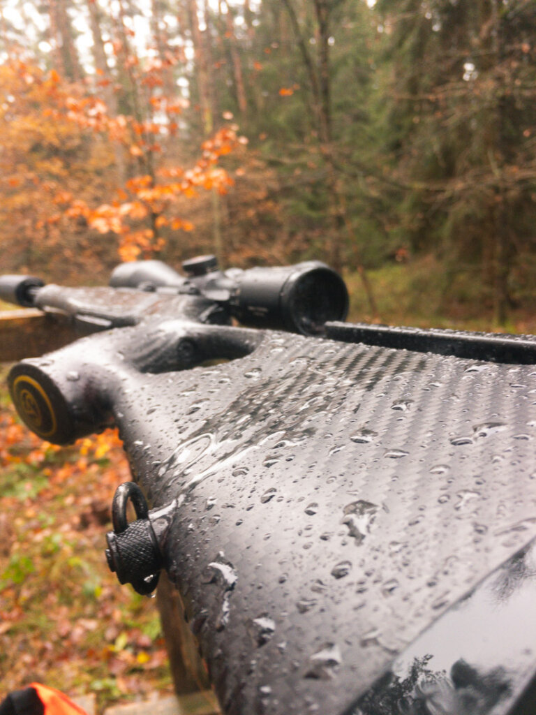 Das Gewehr auf dem Drückjagdstand