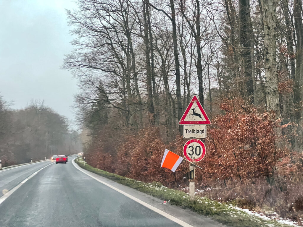 Verkehrssicherung bei der Drückjagd mit einem Geschwindigkeitstunnel