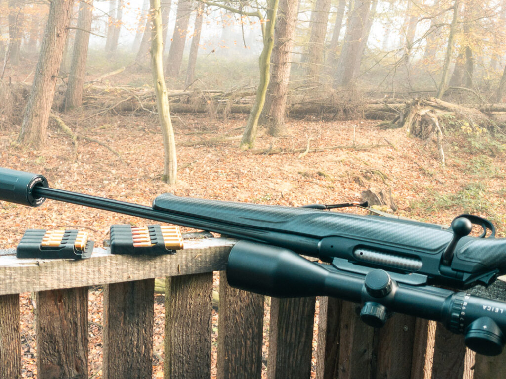 Eine Drückjagd im November, das Gewehr mit Munition auf der Brüstung abgelegt