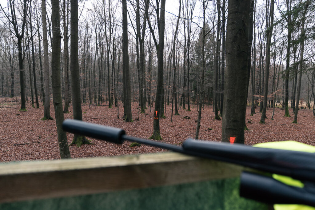 Die Büchse auf dem Stand abgelegt während der Drückjagd im Buchenwald