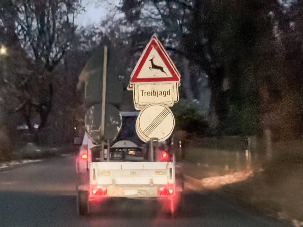 Drückjagd und Verkehrssicherung mit Verkehrsschildern