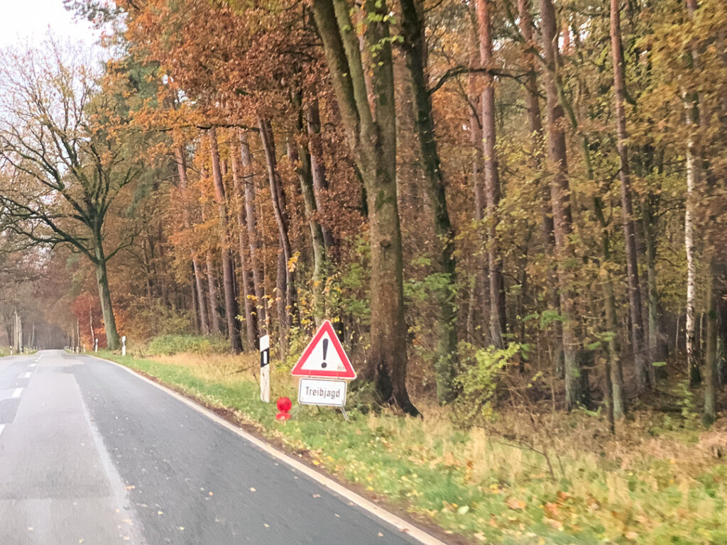 Verantwortlich für die Beschilderung bei der Drückjagd ist der Jagdleiter